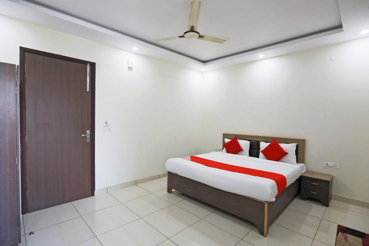 Oyo 48501 Dayal Regency Hotell Hapur Exteriör bild